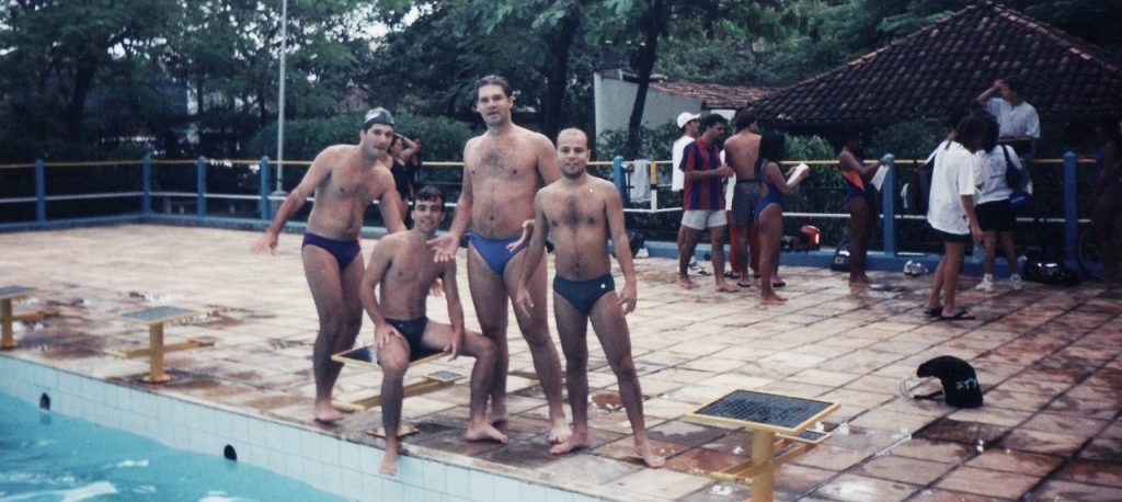 Acadêmicos durante uma aula de natação 1996