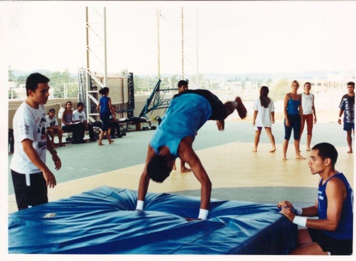 Aulas de futebol e ginástica na década de 2000