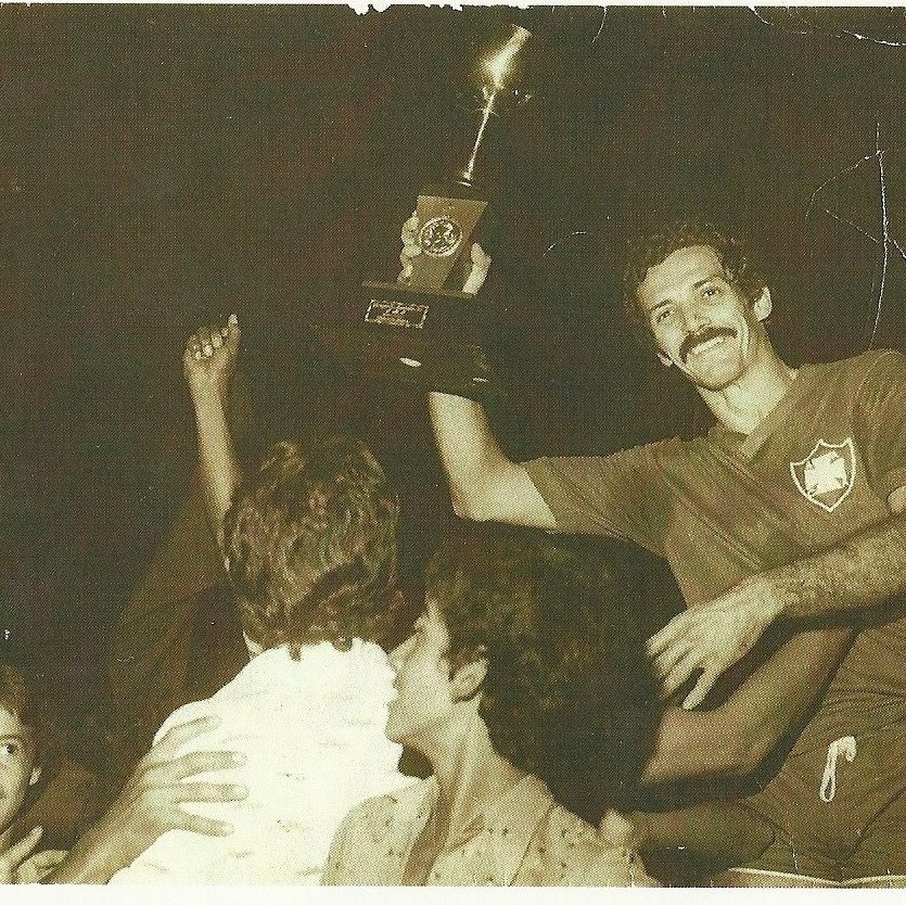 Craque Nicó recebendo o troféu de campeão amador – 1970